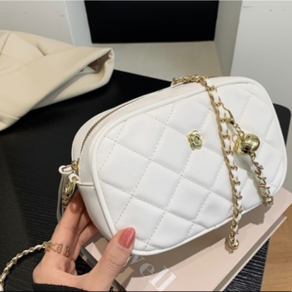 NWT White Quilted Crossbody Handbag with Gold Hardware - Picture 2 of 4
